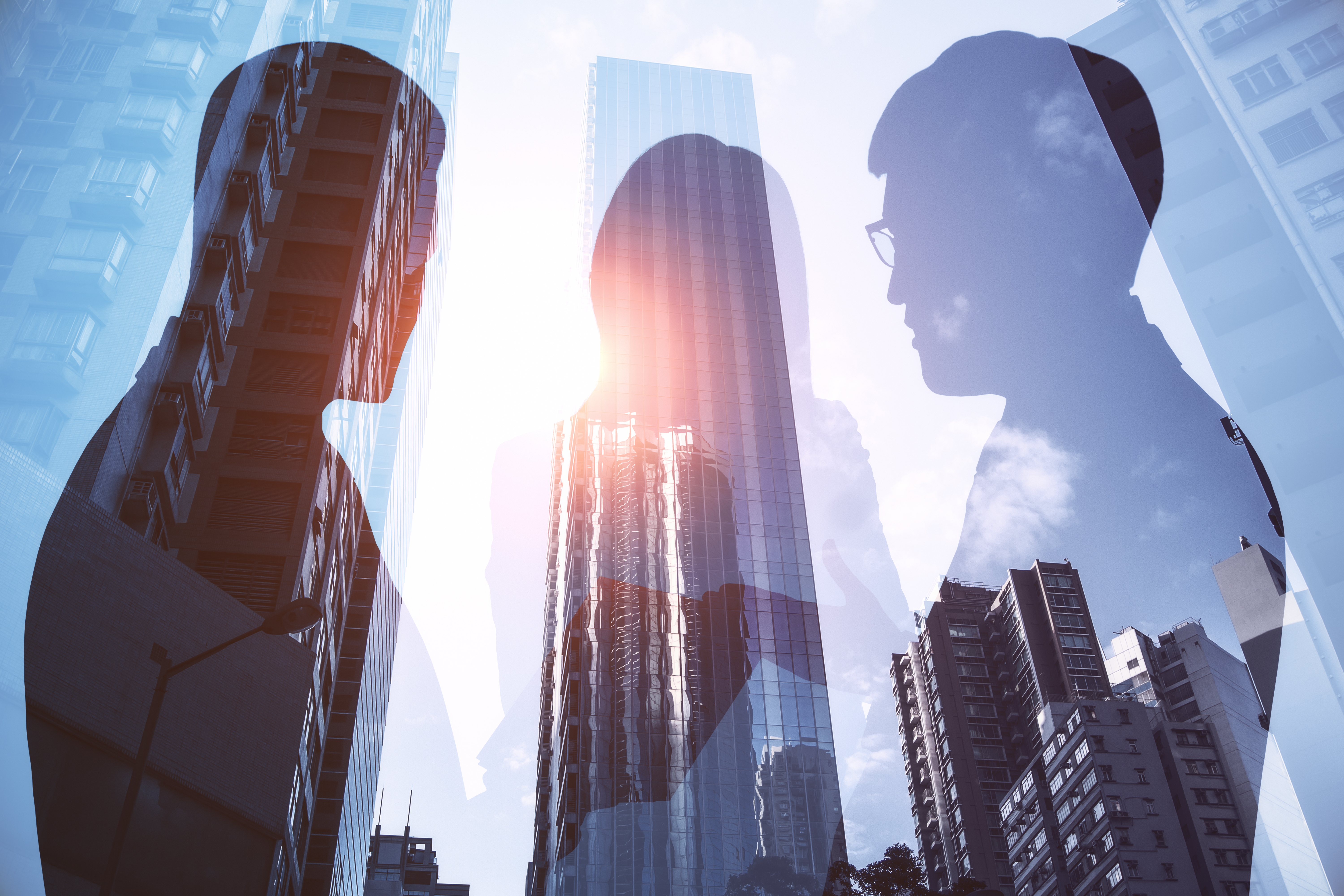 Geschäftsleute vor einer modernen Skyline